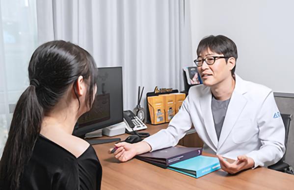 Pengecekan perkembangan dan perawatan 1:1 pasca operasi oleh dokter penanggung jawab