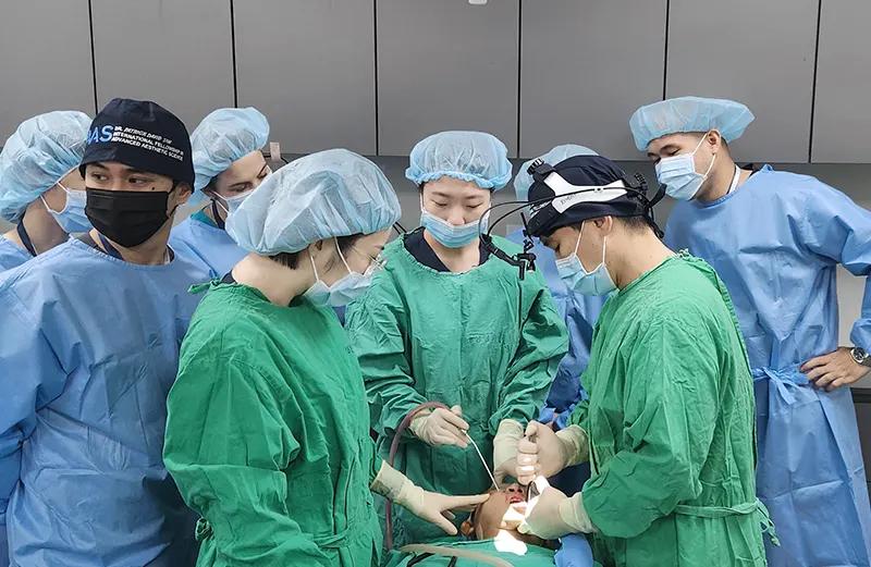 Operasi Kontur Wajah secara LIVE
