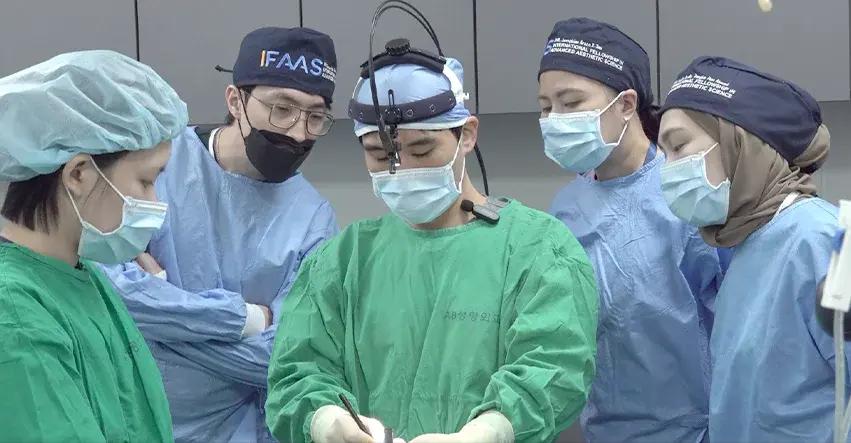 4. Live Surgery untuk Tenaga Medis
