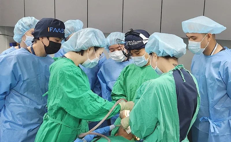 Pelaksanaan live surgery operasi kontur wajah
bagi tenaga medis