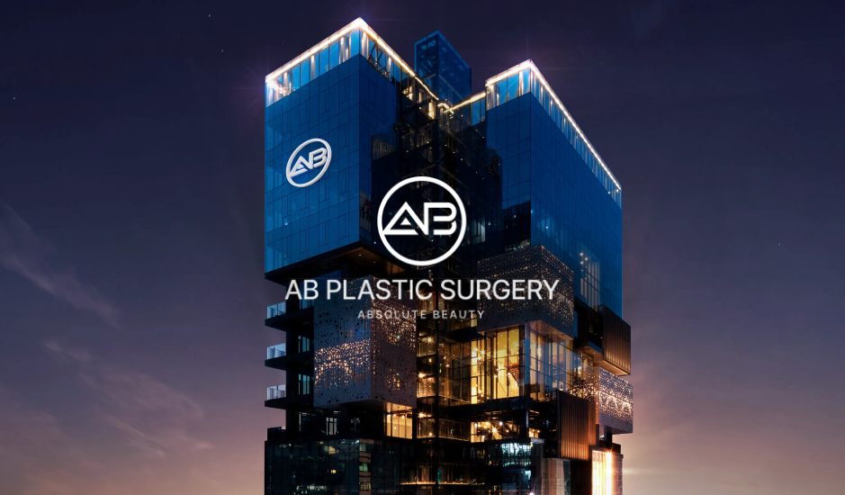 Gedung utama AB Plastic Surgery Korea di Seoul pada malam hari